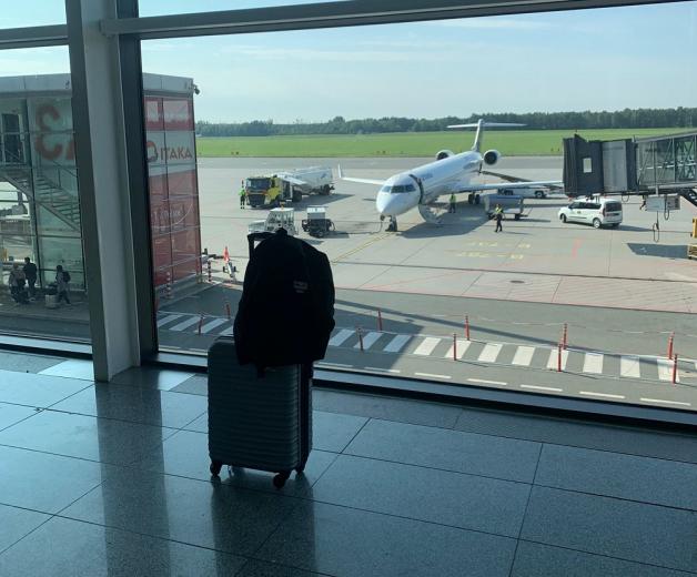 Zostawił bagaż na lotnisku, a w nim śmieci i resztki jedzenia